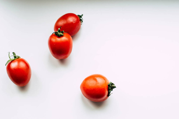 Tomatoes on a white sill - Foto, imagen