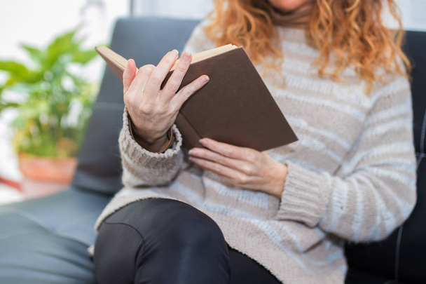 взрослые женщины руки с книгой, чтение
 - Фото, изображение