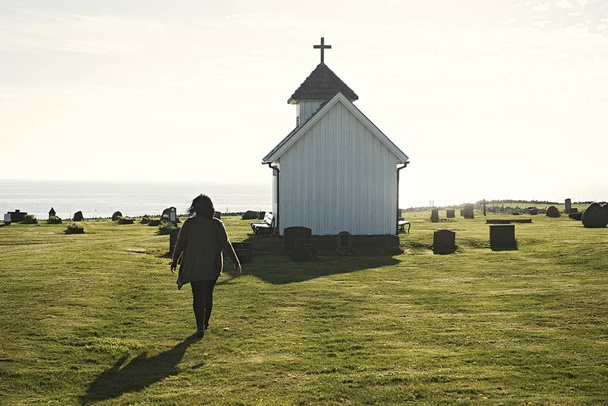青空のある前景と海の教会 - 写真・画像