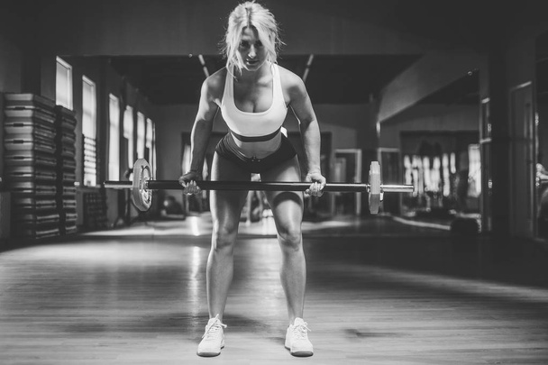 сильная сексуальная атлетичная молодая женщина тренируется в спортзале
 - Фото, изображение