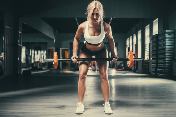 starke sexy athletische junge Frau trainiert im Fitnessstudio - Foto, Bild