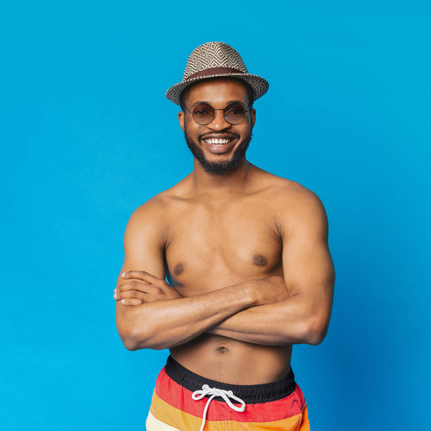 Σίγουρος γυμνός μαύρος τύπος που χαμογελάει στην κάμερα με σταυρωτά μπράτσα - Φωτογραφία, εικόνα