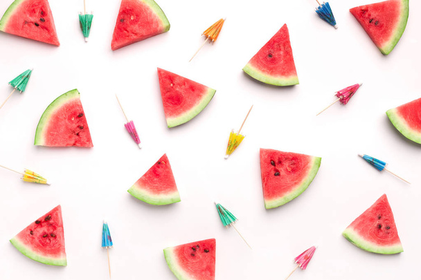 frische Wassermelonenscheiben und bunte Papiercocktailschirme - Foto, Bild