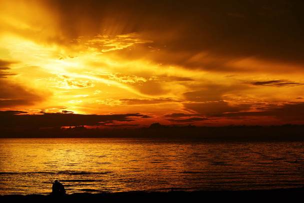 早朝の海辺の浜辺の日の出と黄金の黄色い空 - 写真・画像