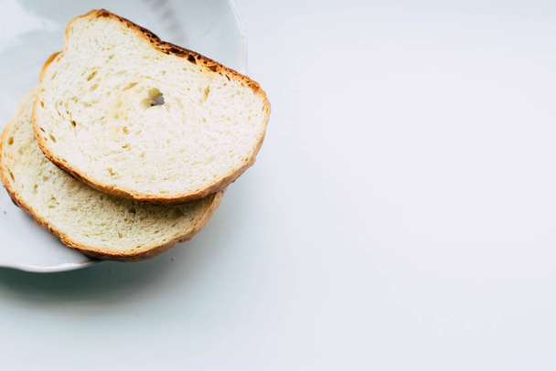 フライドマッシュルームと白い皿にパン2枚 - 写真・画像