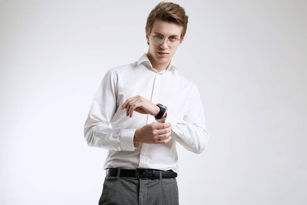 Joven empresario guapo de confianza en camisa aislada sobre fondo blanco
 - Foto, Imagen