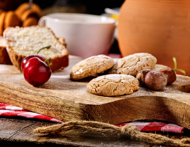 Biscoitos de aveia lanche e cereja café da manhã close-up
 - Foto, Imagem