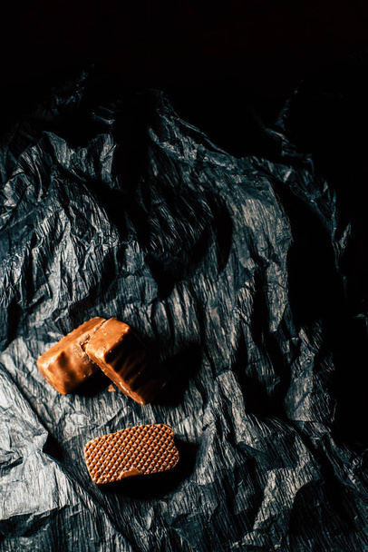 suklaamakeisia mustalla pohjalla - Valokuva, kuva
