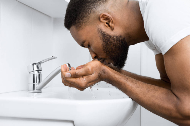 Afro muž v koupelně. - Fotografie, Obrázek