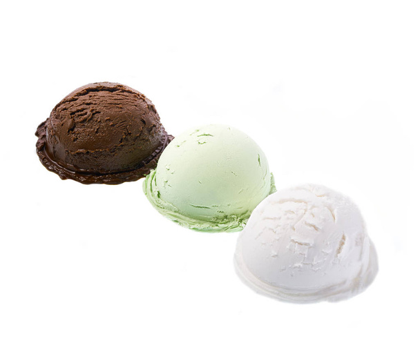Διάφορα παγωτά γεύση, Βανίλια, σοκολάτα, φιστίκι απομονωθεί σε λευκό φόντο - Φωτογραφία, εικόνα