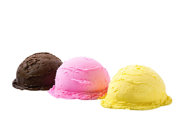 Kolme annosta eri makuja jäätelöä, ruskea, keltainen, vaaleanpunainen eristetty valkoisella pohjalla
 - Valokuva, kuva