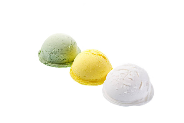 Kolme annosta eri makuja jäätelöä, vihreä, keltainen, valkoinen eristetty valkoisella pohjalla
 - Valokuva, kuva