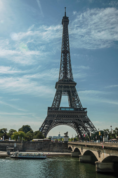 Tourist boat on Seine River and Eiffel Tower in Paris - Foto, Imagem