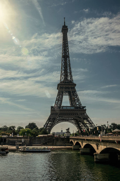 Tourist boat on Seine River and Eiffel Tower in Paris - Foto, Imagen