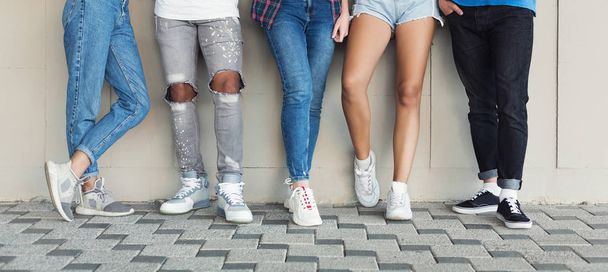 Група молодих спортивних підлітків, що стоять біля стіни в місті
 - Фото, зображення