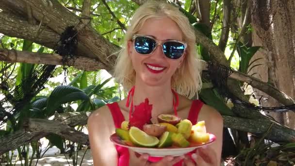Nő trópusi gyümölcsökkel - Felvétel, videó