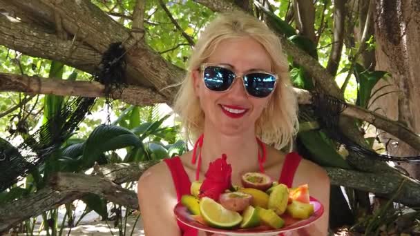 Žena s tropickým ovocem miska - Záběry, video