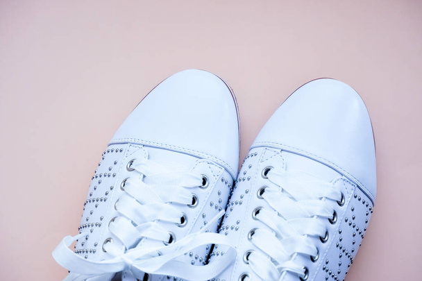 Елегантні жінки білі черевики. Вид зверху на чоботи на пастельному тлі. Концепція моди та дизайну, покупки. взуття з мереживом
. - Фото, зображення