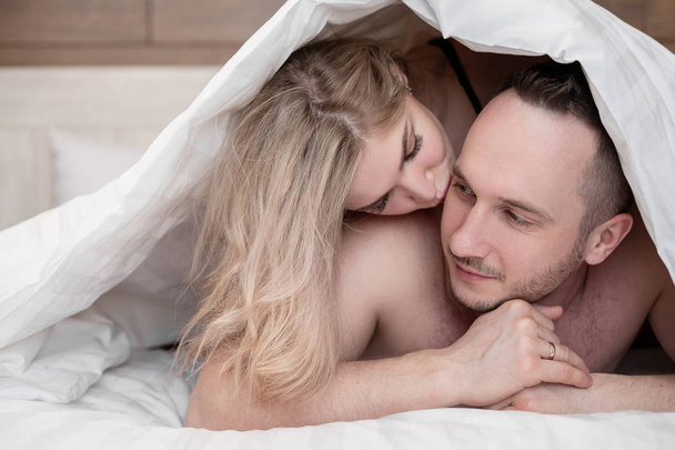 Супружеская пара, мужчина и женщина, лежат в постели, обнимаются и спят.
. - Фото, изображение