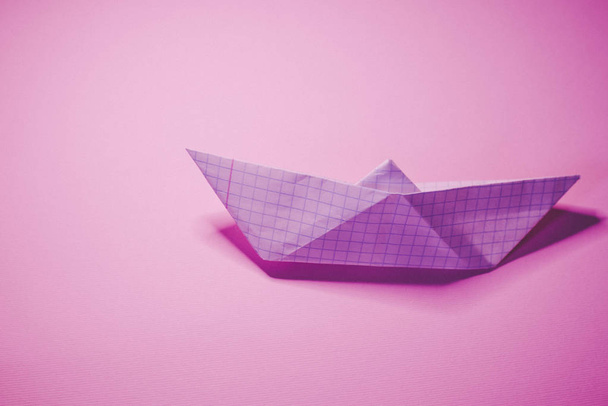 Barcos de papel sobre fondos coloridos
 - Foto, imagen