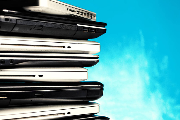 Stapel von Laptops / Notebooks mit Kopierplatz auf blauem Hintergrund - Foto, Bild