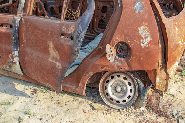 Spalony samochód z kółkami z metalu - Zdjęcie, obraz