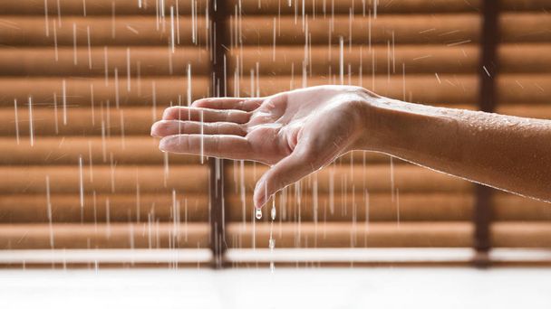 Krople wody spada na kobiece ręce w prysznic - Zdjęcie, obraz