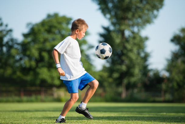 παιδί που παίζει ποδόσφαιρο - Φωτογραφία, εικόνα