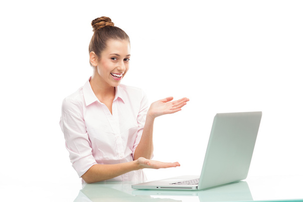 fiatal nő használ laptop - Fotó, kép