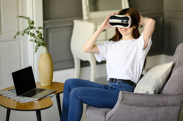 young woman uses virtual reality glasses in beautiful flat - Foto, imagen
