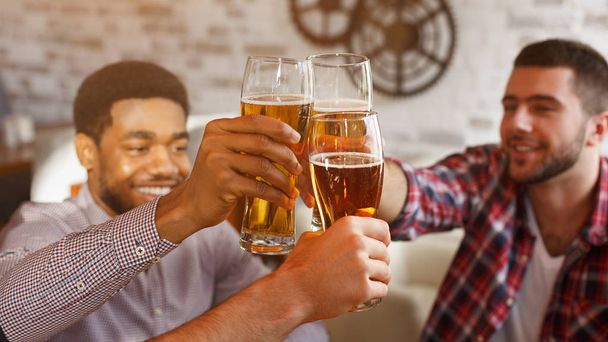 Felices amigos golpeando vasos de cerveza, Celebrando reunión
 - Foto, imagen