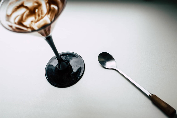Un sucio vaso de postre de chocolate sobre un fondo blanco
 - Foto, imagen