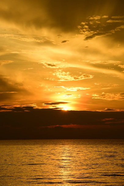 belle nature vue panoramique coucher de soleil dans la mer
  - Photo, image