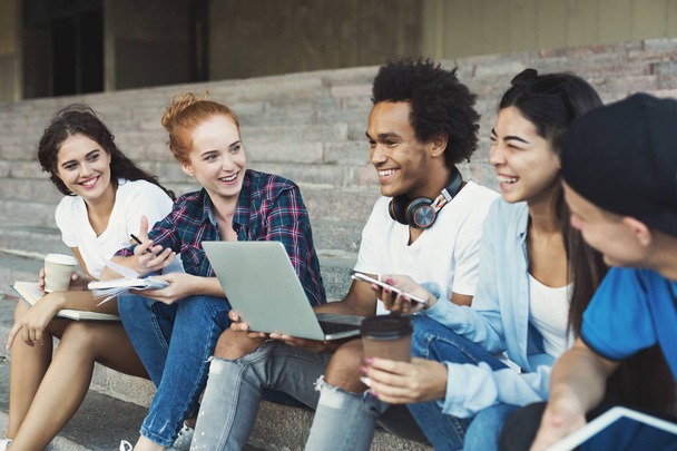 Adolescents heureux parler à l'extérieur, passer du temps libre ensemble
 - Photo, image