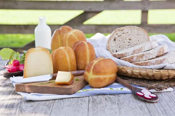 geleneksel füme peynir natürmort. - Fotoğraf, Görsel