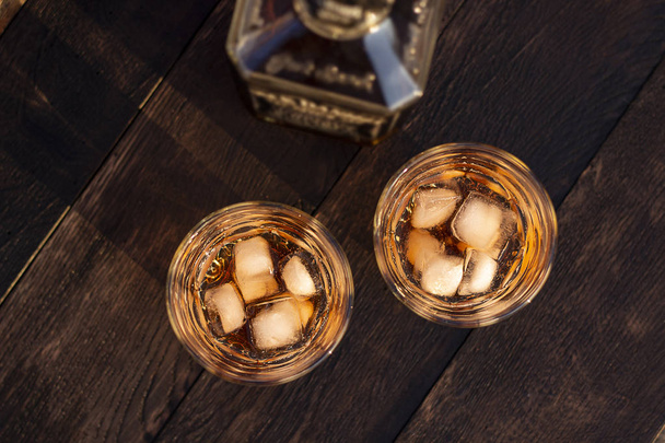 whiskey en vaso con hielo
 - Foto, imagen