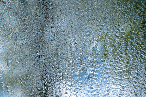 A textura da gota de chuva é refletida na superfície do espelho 2
 - Foto, Imagem