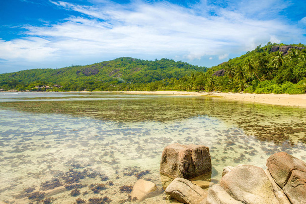 wunderschöne tropische Landschaft mit felsigem Strand, Seychellen - Foto, Bild