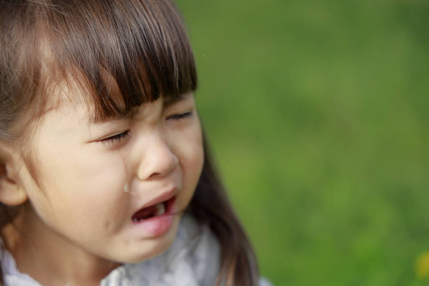 Japanilainen tyttö itkee ruoho (4 vuotta vanha
) - Valokuva, kuva