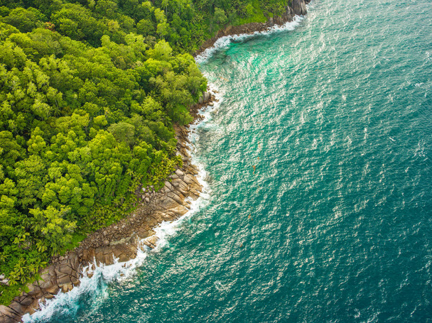 熱帯マヘ島と美しいラグーンの航空写真 - 写真・画像