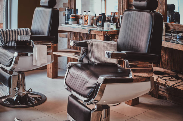 Intérieur du salon de coiffure trandy de luxe en plein jour
. - Photo, image
