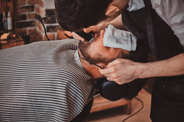 Bearded client just got good beardcare from trendy barber. - Foto, Bild