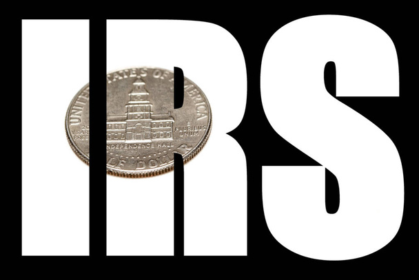 Inscripción del IRS con monedas dentro sobre fondo negro
 - Foto, imagen