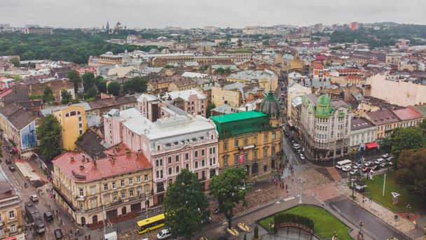 εναέρια θέα της παλιάς ευρωπαϊκής πόλης με συννεφιασμένη καιρό - Φωτογραφία, εικόνα
