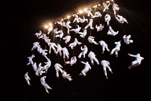3 Mart 2016, Bogota Kolombiyası, teathre, Aphrodite and Judgement of Paris, Fransız şirketi La Fura dels Baus'un akrobatik tiyatrosu - Fotoğraf, Görsel