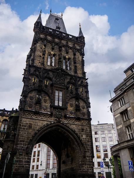 チェコ共和国の首都プラハのパウダータワーと市庁舎は、プラハの有名なコンサート会場であるスメタナホールを収容する市民の建物です。市内中心部のパウダーゲートの隣に位置しています。 - 写真・画像