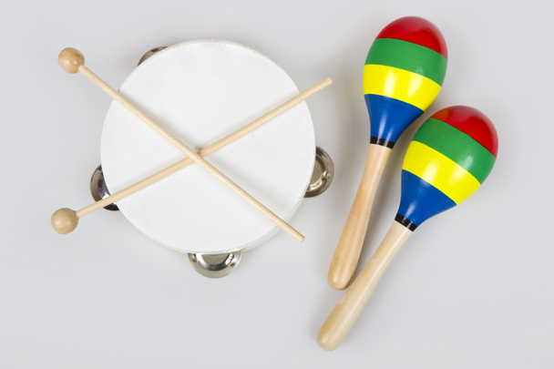 Instrumentos para niños - pandereta y maracas
 - Foto, imagen