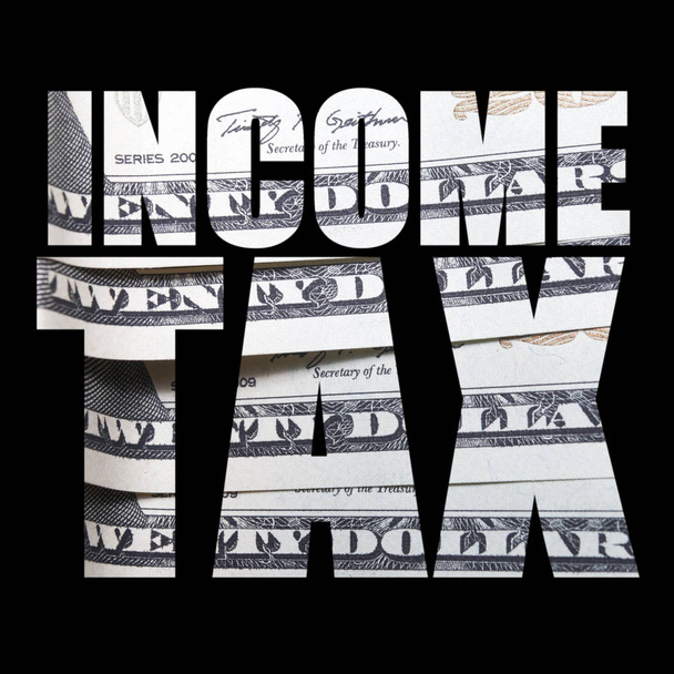 Επιγραφή φόρου εισοδήματος με μετρητά μέσα σε μαύρο φόντο - Φωτογραφία, εικόνα