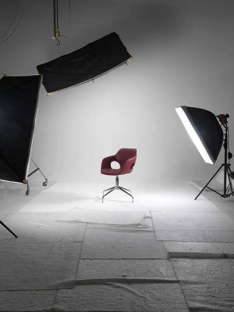 Фотоаппарат со светильниками и креслом
 - Фото, изображение