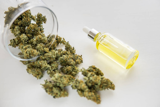 lékařská marihuana koncept, přírodní bylina, CBD konopí olej, konopný olej v pipetě, zblízka, - Fotografie, Obrázek